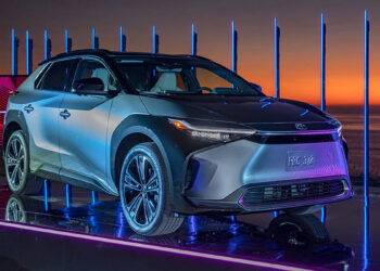 Toyota hallar sér enn að „hybrid“
