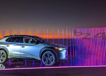 Helsti vísindamaður Toyota varar við því að hætta með bensínið of snemma