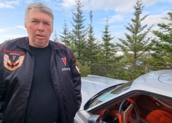 Guðsteinn Oddsson ekur 1977 Pontiac Grand Prix