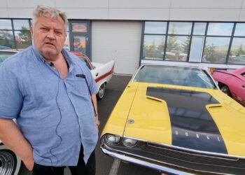 Ólafur Theódór Jónsson ekur gulum 1970 Dodge Challenger