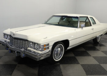 Hvítt fljúgandi teppi: 1974 Cadillac Coupe DeVille
