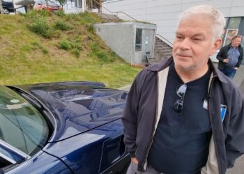 Benedikt Gunnar Lárusson ekur bláum Camaro árgerð 1977