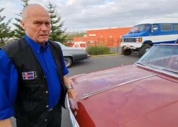 Gunnar Þór Ármannsson ekur rauðum 1963 Ford Galaxy