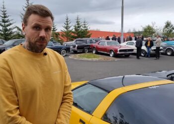 Geir Elvar Gylfason ekur gulri Corvettu árgerð 1994