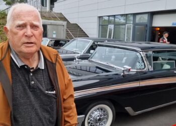 Garðar Steingrímsson ekur 1957 árgerð af Ford Fairline Skyliner