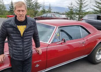 Gunnar Ævarsson ekur einum elsta Camaro á Íslandi