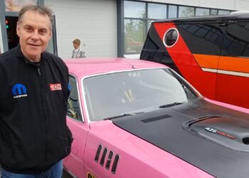 Jón Geir Eysteinsson ekur bleikum 1971 Plymouth Cuda
