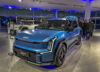 Margir spenntir að skoða nýja Kia EV9