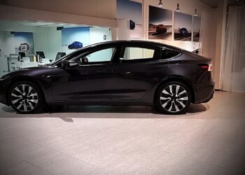 Tesla Model 3 frumsýning – myndband!