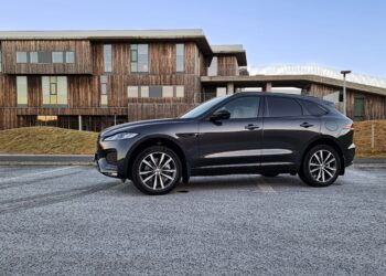 Sérlega fágaður og flottur Jaguar F-Pace