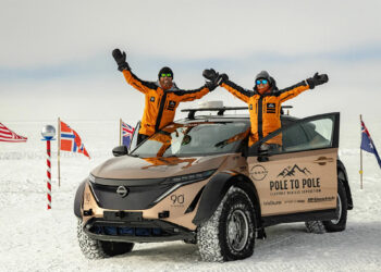 Nissan Ariya rafbíl ekið á milli póla