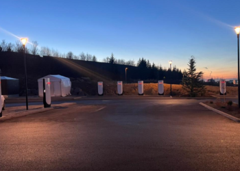 Tesla opnar nýja V4 Supercharger stöð í austurhluta Reykjavíkur