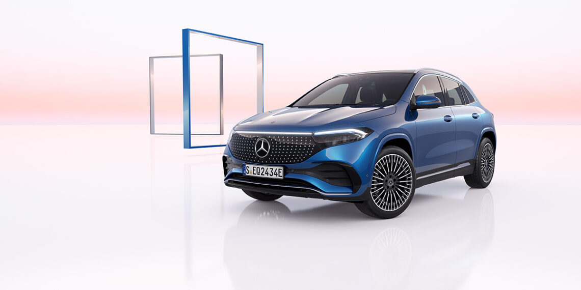 Mercedes-Benz EQA. Exterieur: spektral blau, AMG Line, AMG Leichtmetallräder im Vielspeichen-Design. Interieur: AMG Lederpaket, Leder schwarzMercedes-Benz EQA. Exterior: spectral blue, AMG Line, AMG Wheels in multi-spoke design, Interior: AMG leather package, leather black