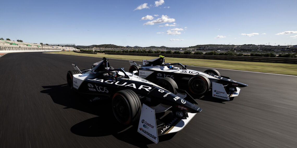 VALENCIA CIRCUIT RICARDO TORMO, SPAIN - OCTOBER 24: Mitch Evans, Jaguar TCS Racing, Jaguar I-TYPE 6, and Nick Cassidy, Jaguar TCS Racing, Jaguar I-TYPE 6 during the Valencia Pre-Season Testing at Valencia Circuit Ricardo Tormo on Tuesday October 24, 2023 in Valencia, Spain. (Photo by Andrew Ferraro / LAT Images)