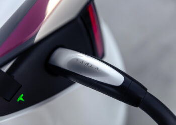 Tesla stækkar Supercharger hraðhleðslunetið