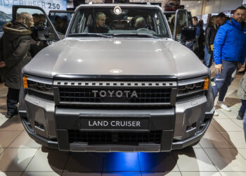 Margir höfðu áhuga á að skoða nýja Land Cruiser