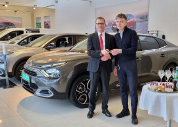 Franska sendiráðið fær afhentan nýjan Citroën rafbíl