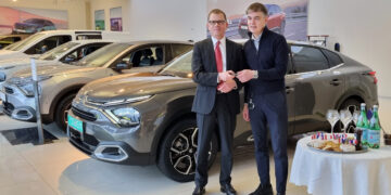 Franska sendiráðið fær afhentan nýjan Citroën rafbíl