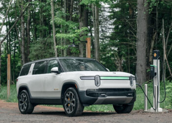 Rivian sýnir R2 rafmagns crossover, keppinaut Tesla Model Y