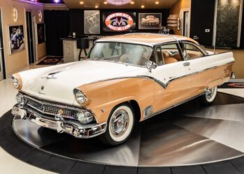 1955 var ósköp venjulegt ár en það markaði upphaf hins ástsæla Ford Crown Victoria