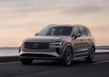 Nýr Volvo XC90 er betri akstursbíll, með meiri tækni og hefur fengið andlitslyftingu