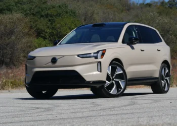 Bílablaðamenn eru byrjaðir að reynsluaka Volvo EX90