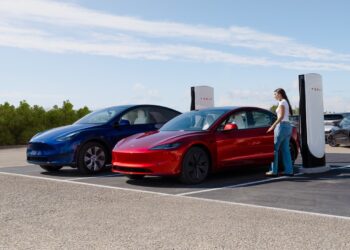 Tesla opnar nýjan V4 Supercharger hleðslugarð í Keflavík