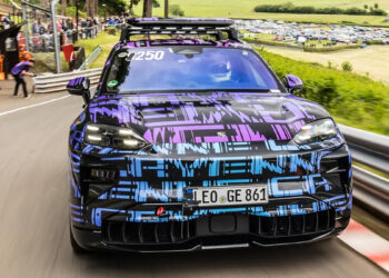 Porsche sýnir útlit nýja rafknúna Cayenne í brekkukeppni