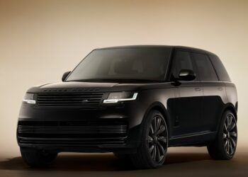 Flaggskipið Ranger Rover SV klætt í svart í tilefni afmælisins