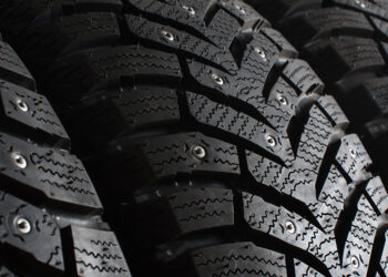 Nagladekk eða ónegld dekk – hver er munurinn og hvor hentar þér betur?