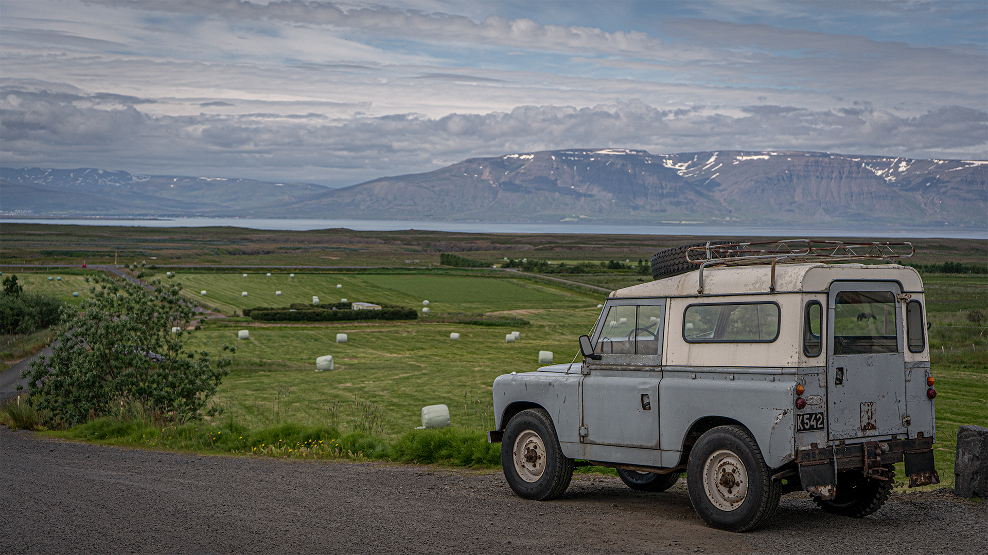 Landrover eigendur vinka hvor öðrum þegar þeir mætast
